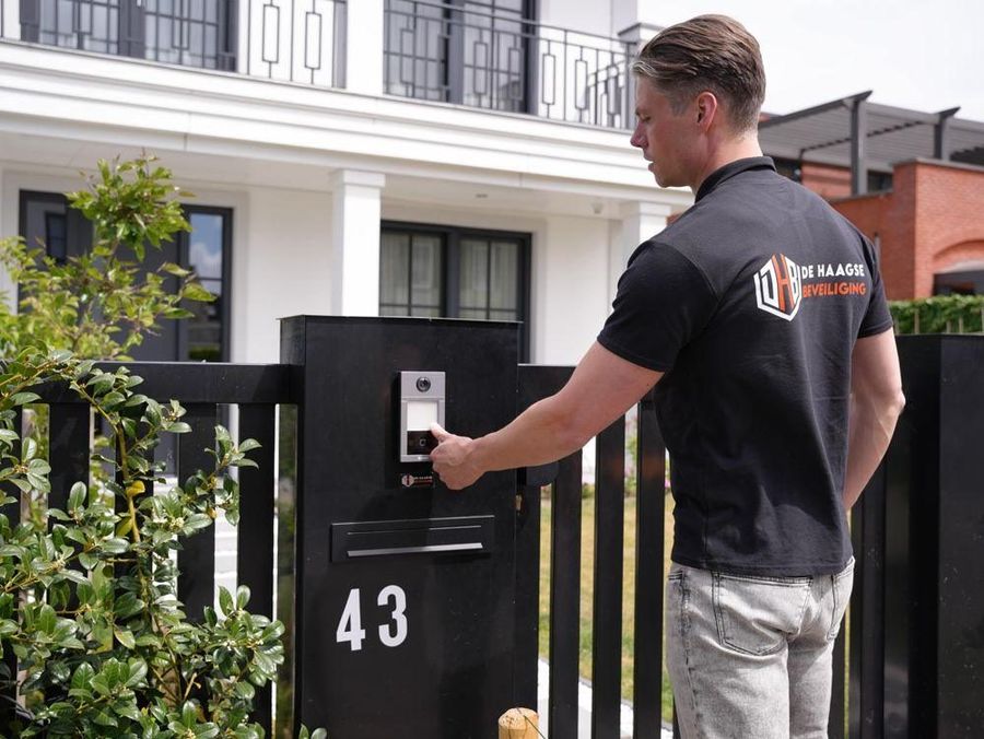 Monteur bij een video-intercom aan de poort