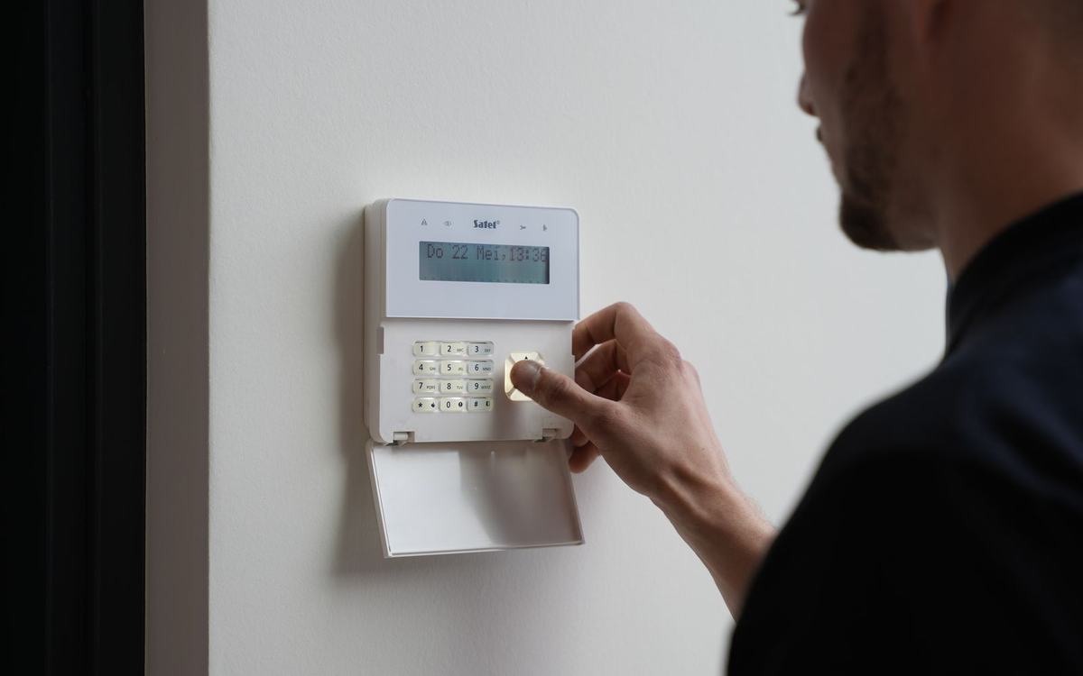 Bediendeel van een alarmsysteem in een woning in Wassenaar.