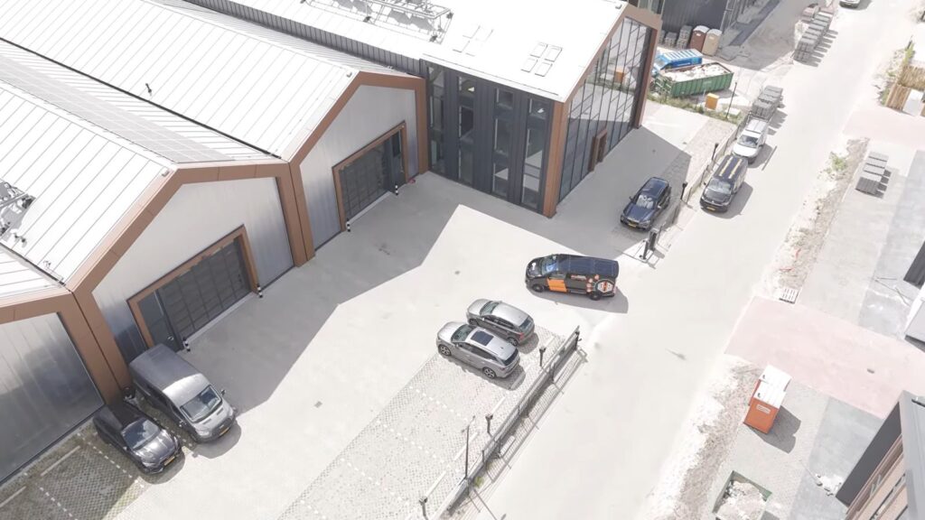 Luchtfoto van een bedrijfspand met parkeerterrein